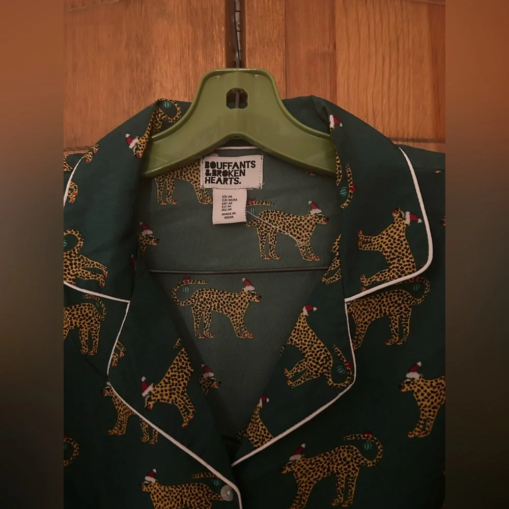 Bouffants & Broker Hearts Women’s Sz M Green Cheetah Patterned Pajama Set - NWOT